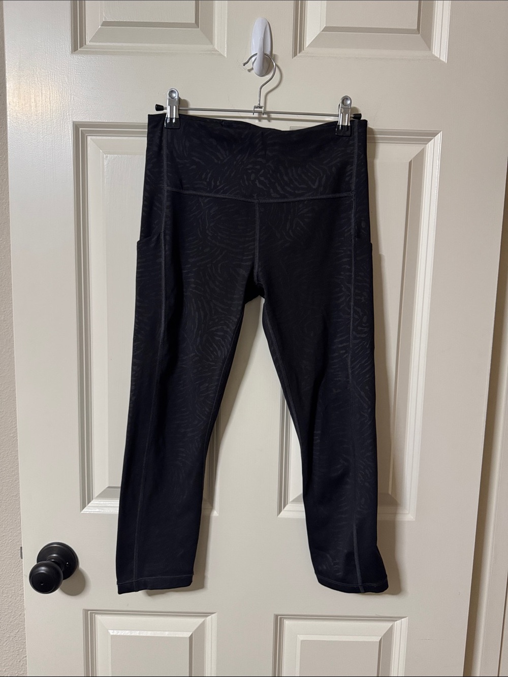 Athleta Ultimate Stash Pocket Embossed Capri Leggings